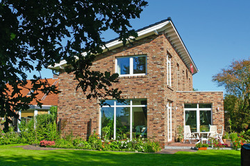 Rodinné domy z cihly Moorbrand žlutá pískovaná stínovaná