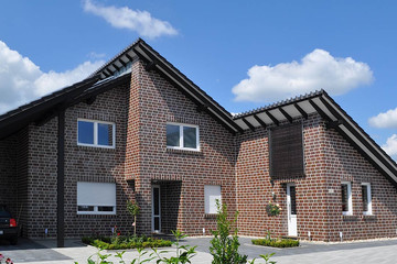 Rodinné domy z cihly Accum modrohnědé stínované