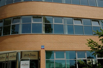 Škola z cihly Sorrento pomerančověžluté