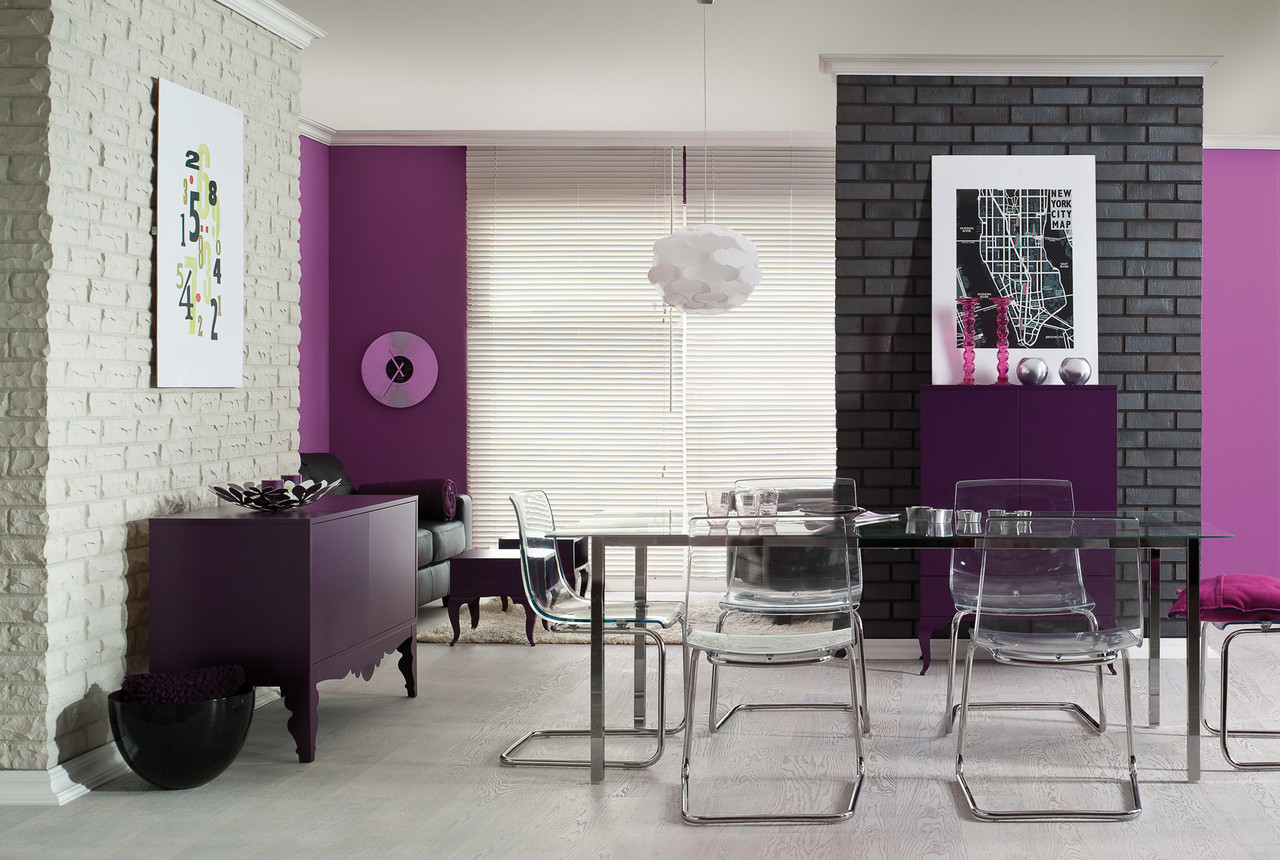 Dining room in strong colors