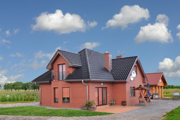 Rodinný dům se střešní krytinou MONZA tobago glazura