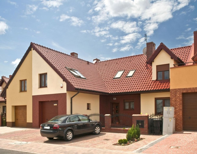 Rodinný dům se střešní krytinou MONZA kaštanová engoba