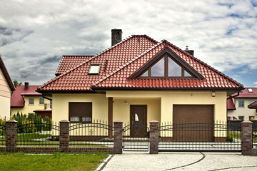 Rodinný dům se střešní krytinou MONZA kaštanová glazura