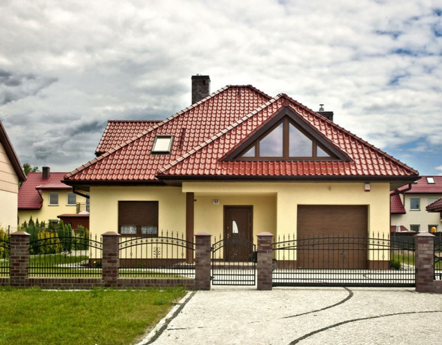 Rodinný dům se střešní krytinou MONZA kaštanová glazura