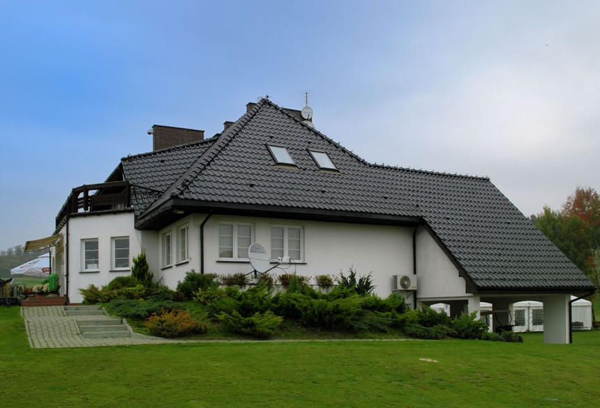 Rodinný dům se střešní krytinou MONZA tobago glazura